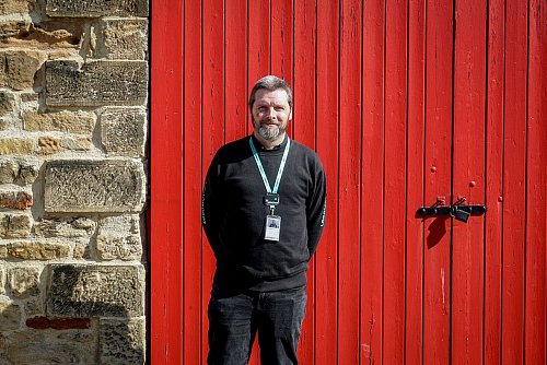 Ist Eisenbahn-Enthusiast und Volunteer im Museum Locomotion in Shildon: Mathew Harrison. - © Stephan Weißenborn/dpa-tmn