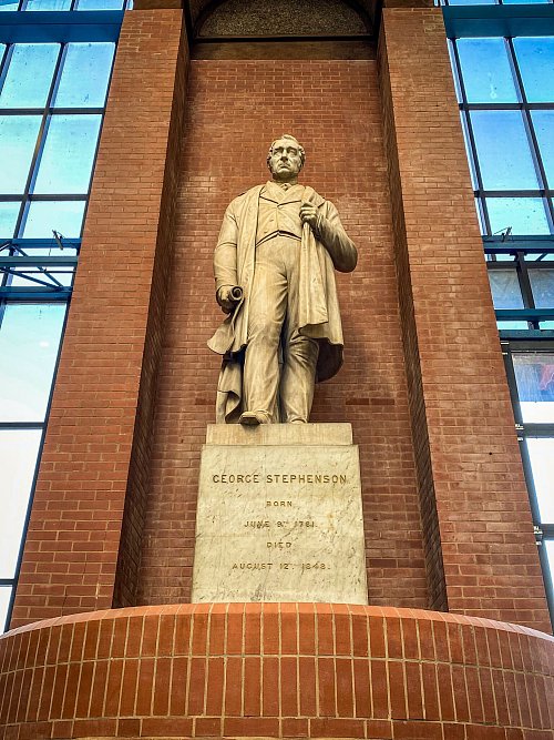 «Father of Railways» wird George Stephenson wegen seiner Errungenschaften auch genannt. Hier seine Statue im National Railway Museum in York. - © Stephan Weißenborn/dpa-tmn
