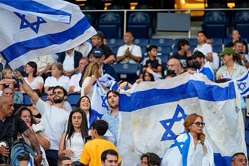 Am Donnerstag werden nur wenige Fans aus Israel erwartet. (Archivbild) - © Rebecca Blackwell/AP