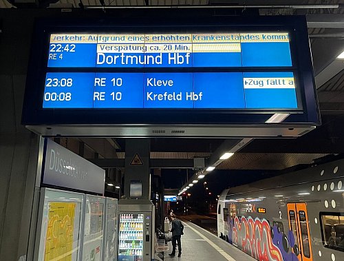 «Erhöhter Krankenstand»: Durch den Personalmangel vor allem bei Lokführern fallen im Schienenverkehr in NRW so viele Züge aus wie noch nie. (Symbolbild) - © Arne Meyer/dpa