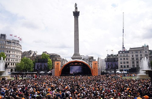 Tausende McLaren-Fans kamen vor dem Silverstone-Rennen zum Show-Event auf den Londoner Trafalgar Square. - © Bradley Collyer/PA Wire/dpa