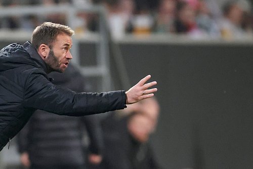 Engagiert am Spielfeldrand: Regensburgs Interims-Trainer Andreas Patz. - © Daniel Löb/dpa