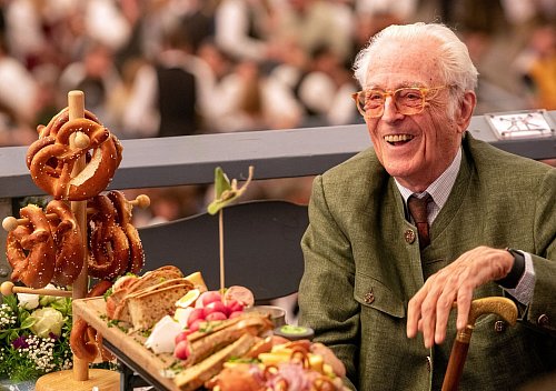Franz Herzog von Bayern genießt die Wiesn-Stimmung. - © Stefan Puchner/dpa