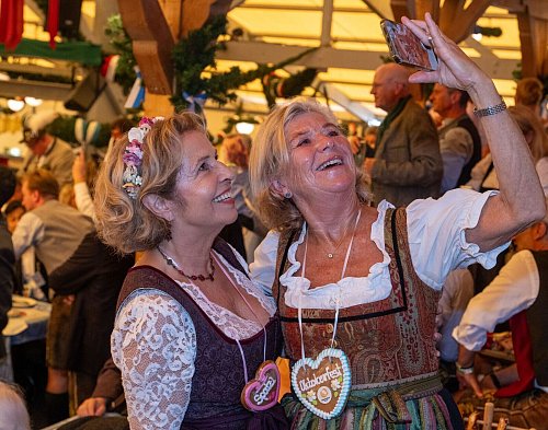 Michaela May (l.) und Jutta Speidel machen ein Selfie. - © Stefan Puchner/dpa