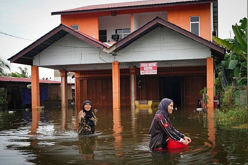 Während der Monsunzeit regnet es oft - aber selten so stark wie in den vergangenen Tagen. - © Vincent Thian/AP/dpa
