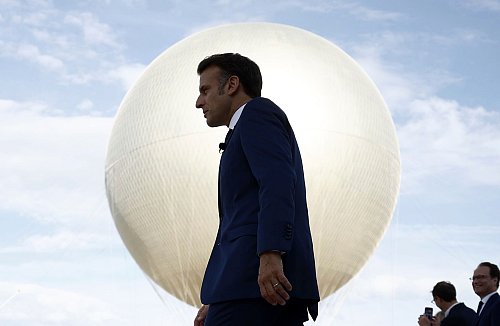 Macron ist nun im Zugzwang. (Archivbild) - © Yoan Valat/Pool EPA/AP/dpa