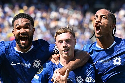 Chelsea-Jubel nach dem zweiten Treffer von Cole Palmer (M) mit Kapitän Reece James und Stürmer João Pedro, der später das 3:0 erzielte. - © Sven Hoppe/dpa