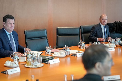 Bei der Sitzung des Bundeskabinetts ging es unter anderem um den Vorschlag des Justizministeriums für Änderungen im Gewaltschutzgesetz. - © Kay Nietfeld/dpa