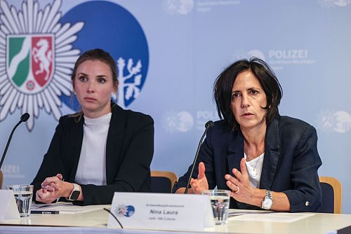 Staatsanwältin Miriam Polk und Nina Laura, die stellvertretende Leiterin der Mordkommission, sprechen auf einer Pressekonferenz. - © Oliver Berg/dpa