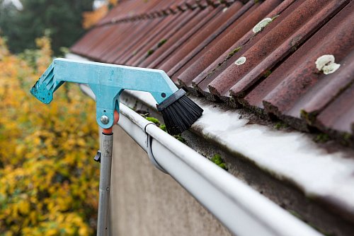 Die Reinigung der Dachrinnen im Herbst ist wichtig, um Verstopfungen zu verhindern und das Regenwasser sicher abzuleiten, bevor der Winter kommt. - © Silvia Marks/dpa-tmn