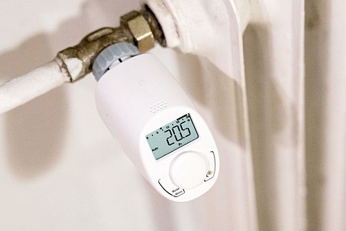 Moderne, programmierbare Thermostate helfen, die Raumtemperatur effizient zu regulieren und Energie zu sparen – besonders in der kalten Jahreszeit. - © Karolin Krämer/dpa-tmn