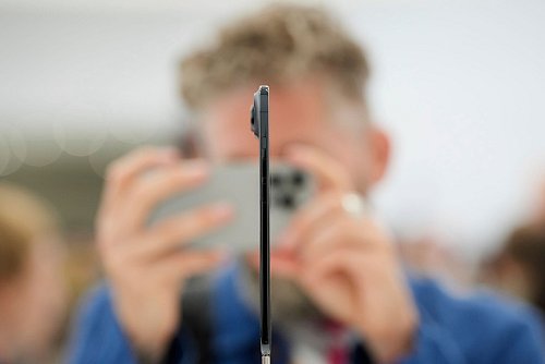 Praktisch die gesamte Elektronik wurde beim iPhone Air in die Kamera-Wölbung gequetscht. Den restlichen Platz hinter dem Display füllt die Batterie aus. - © Godofredo A. Vásquez/AP/dpa