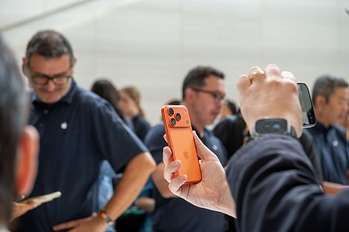 Das iPhone 17 Pro in der neuen Farbe Orange bekam besondere Aufmerksamkeit. - © Andrej Sokolow/dpa