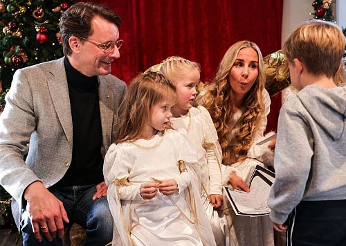 Die Christkindpostfiliale stehe für den besonderen Zauber der Vorweihnachtszeit, meinte Wüst. - © Oliver Berg/dpa