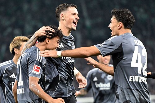 Robin Koch (M) erzielte gleich zwei Frankfurter Treffer beim 6:4 in Mönchengladbach. - © Federico Gambarini/dpa