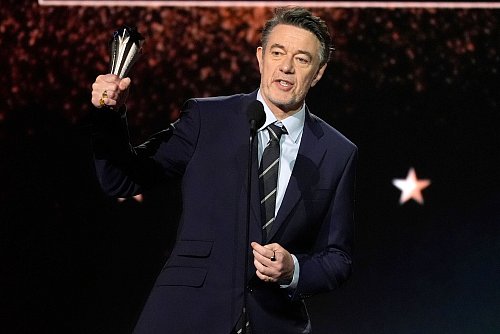Peter Straughan nimmt den Preis für das beste adaptierte Drehbuch entgegen («Konklave»). - © Chris Pizzello/Invision/AP/dpa