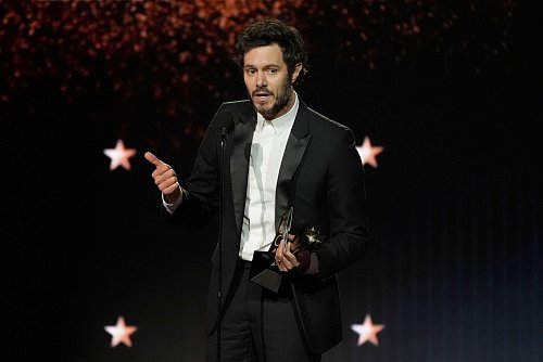 Adam Brody spielte einen Rabbi in der Serie «Nobody Wants This» an der Seite von Kristen Bell und wurde nun als bester Schauspieler in einer Comedyserie ausgezeichnet. - © Chris Pizzello/Invision/AP/dpa