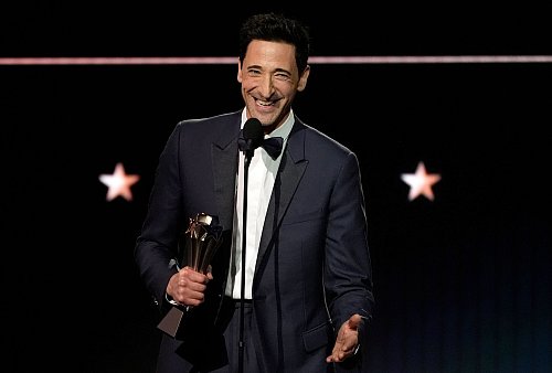 Adrien Brody («The Brutalist») nimmt den Preis für den besten Schauspieler nach Hause. - © Chris Pizzello/Invision/AP/dpa
