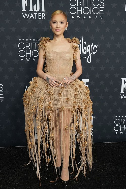 Ariana Grande («Wicked») trug ein aufsehenerregendes Kleid von Dior im Nude-Look. - © Jordan Strauss/Invision/AP/dpa