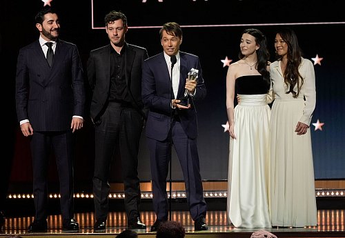 Überraschend bester Film: das Team von «Anora». - © Chris Pizzello/Invision/AP/dpa