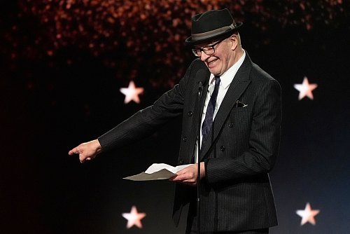 Der französische Filmemacher Jacques Audiard nimmt den Preis für den besten fremdsprachigen/nicht-englischsprachigen Film entgegen - für das spanischsprachige Musical «Emilia Pérez». - © Chris Pizzello/Invision/AP/dpa