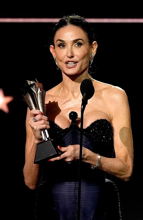 Demi Moore («The Substance») mit dem Preis für die beste Schauspielerin. - © Chris Pizzello/Invision/AP/dpa