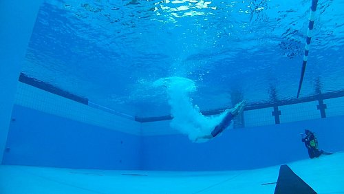 Laut DIN-Norm fehlen acht Zentimeter Wassertiefe. Freiwillige hatten in einem öffentlichen Sprungversuch mit 1.000 Sprüngen aber gezeigt, dass die Wassertiefe ausreicht. - © DLRG Rheda-Wiedenbrück/Stadt/dpa