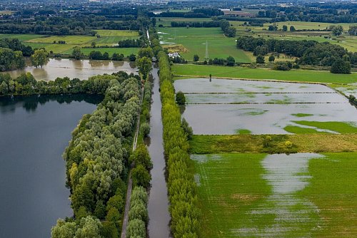 Die Felder sind teilweise überflutet. - © Christoph Reichwein/dpa