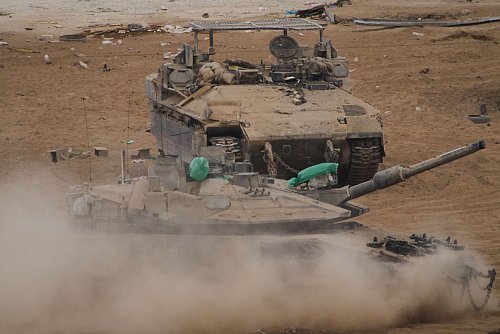 Das israelische Militär soll sich gemäß Abmachung schrittweise zurückziehen. - © Ariel Schalit/AP/dpa