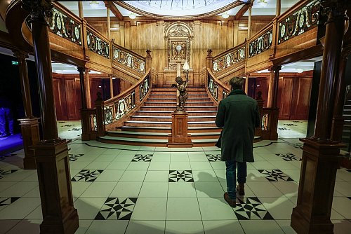 In der Kölner «Titanic»-Ausstellung können Besucher auch das Treppenhaus der Ersten Klasse nacherleben. - © Oliver Berg/dpa