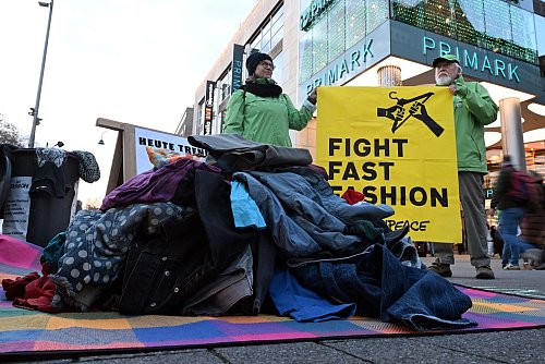 Protest am «Black Friday»: Die Umweltschutzorganisation Greenpeace demonstriert in Köln. - © Federico Gambarini/dpa
