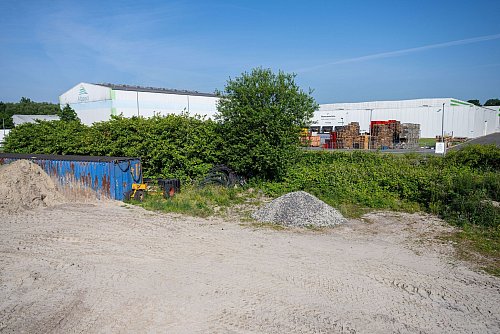 Auf diesem freien Gelände des Gewerbegebietes in Ochtrup soll ein neues Krematoriums entstehen, doch es gibt Widerstand. - © Guido Kirchner/dpa