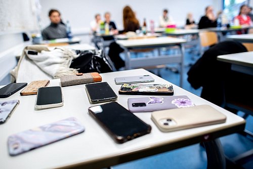 Schriftliche Abi-Prüfung - die Handys werden vorher eingesammelt. (Symbolbild) - © Hauke-Christian Dittrich/dpa