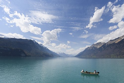 Die Ruhe am Briezersee ist nicht immer gegeben: Iseltwald leider unter Besucheransturm. (Archivbild) - © Anthony Anex/KEYSTONE/dpa
