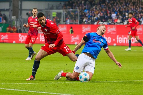 Ein umkämpftes Kellerduell. - © Frank Molter/dpa
