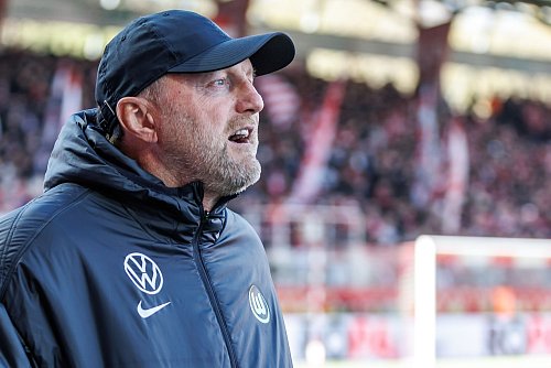 Für Wolfsburgs Trainer Hasenhüttl geht es erstmal nur ums Toreschießen, nicht um die Frage nach dem Europacup. - © Andreas Gora/dpa