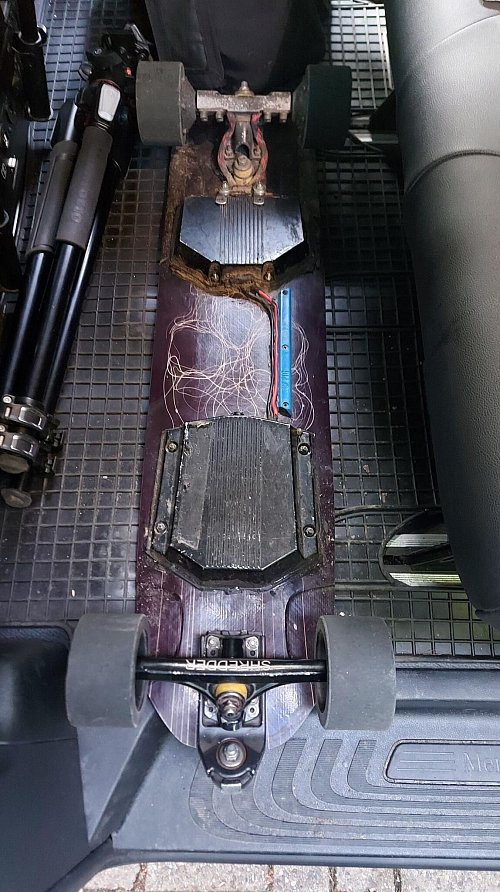 Das Skateboard fuhr 58 Stundenkilometer schnell. - © Polizei Neuss/dpa