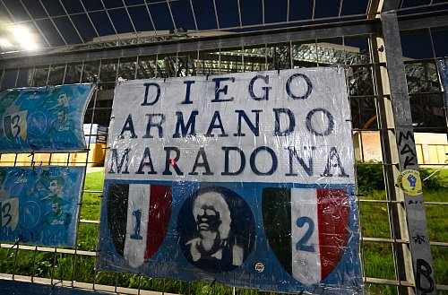 Für die Eintracht geht es am Dienstag im Stadio Diego Armando Maradona um wichtige Punkte in der Champions League. - © Arne Dedert/dpa