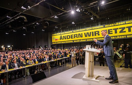 Lindner gibt sich in seiner Rede kämpferisch. - © Michael Kappeler/dpa