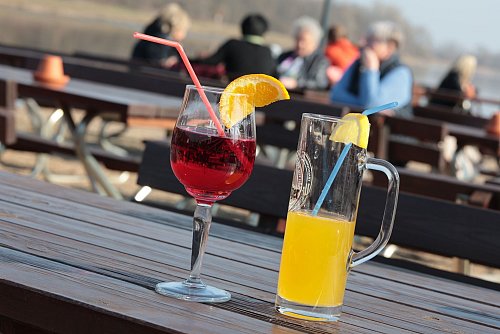Bier hat in den Gaststätten viel Konkurrenz bekommen. - © Matthias Bein/dpa