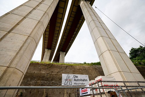 Nach rund 20 Stunden sollte der Brückenteilbau seine endgültige Position erreichen. - © Thomas Banneyer/dpa