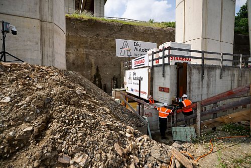 Für den Querverschub waren auch umgangreiche Vorbereitungen an den Pfeilern erforderlich - © Thomas Banneyer/dpa