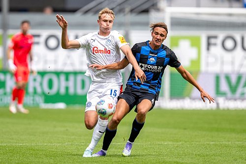 Beide Mannschaften spielten mit viel Tempo und Aggressivität. - © David Inderlied/dpa