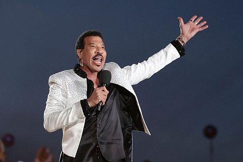 Lionel Richie trat im vergangenen Jahr bei der Krönung von König Charles III. auf. 2025 geht er wieder in Europa auf Tournee und kommt auch fünf Konzerte nach Deutschland. - © Chris Jackson/Pool Getty Images/AP/dpa