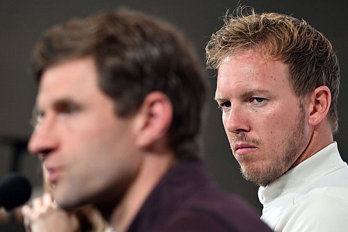 Bundestrainer Nagelsmann (r.) traut seinem Ex-Spieler Müller (l.) auch eine Laufbahn als Coach zu. (Archivbild) - © Federico Gambarini/dpa