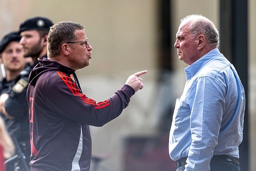 Uli Hoeneß (r) hat sich zuletzt zur Arbeit von Max Eberl (l) geäußert und damit für Wirbel gesorgt. (Archivbild) - © David Inderlied/dpa