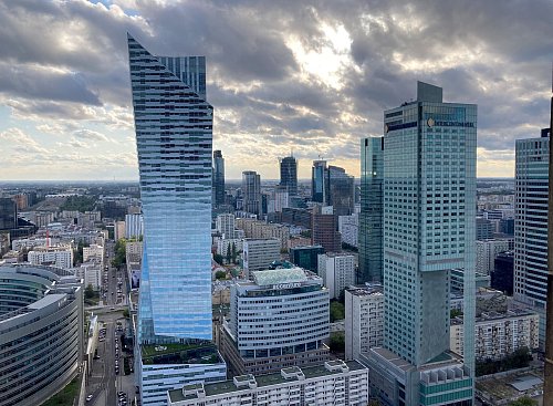 Die Skyline der polnischen Hauptstadt Warschau - Polen hat in den vergangenen 20 Jahren einen enormen wirtschaftlichen Aufschwung verbucht. (Archivbild) - © Friedemann Kohler/dpa