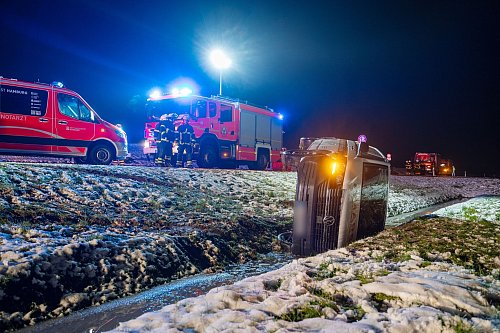 Ein verunglückter Kleintransporter in einem Graben bei Hamburg. - © Rene Schröder/NEWS5/dpa