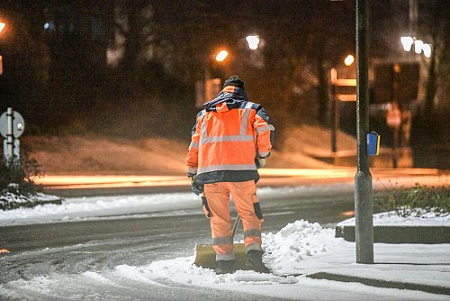 Winterdienst in Aalen: Auch die Fußgängerwege werden von Schnee befreit. - © Jason Tschepljakow/dpa