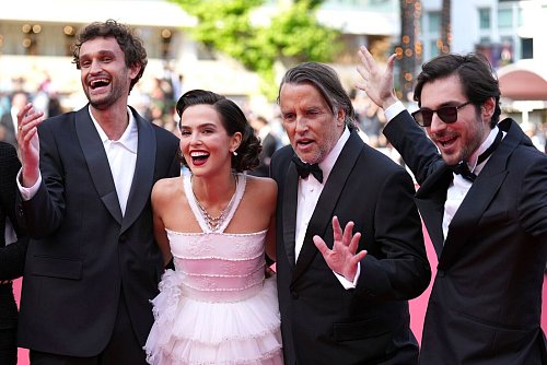 Das Filmteam von «Nouvelle Vague» bei der Premiere. - © Natacha Pisarenko/Invision/AP/dpa